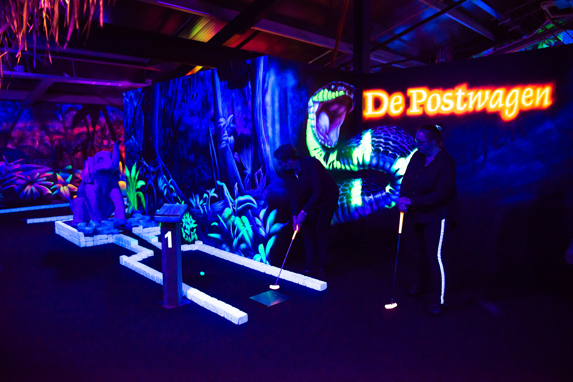 Glow in the Dark Midgetgolf NoordNederland De Postwagen